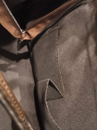 Bolso de hombro marrón con botón de madera