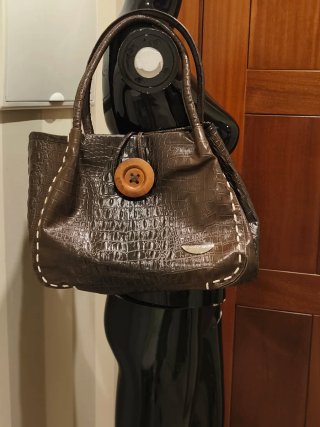 Bolso de hombro marrón con botón de madera
