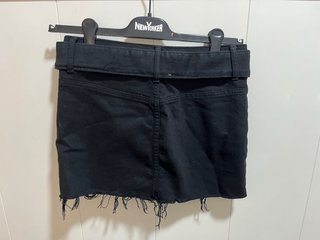Falda tejana mini negra con cinturón