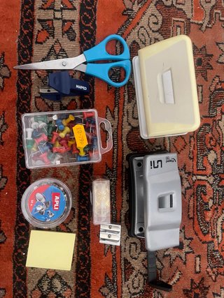 Lote papelería: tijeras, agujereadora, etc.