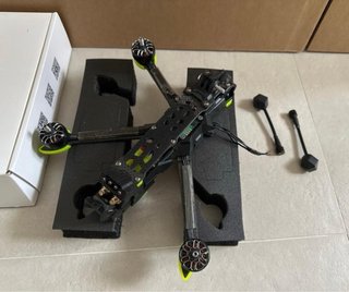 Drone Roto Negro y Amarillo