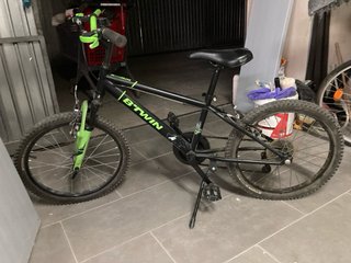 Bicicletas don 4 unidades grandes y pequeñas