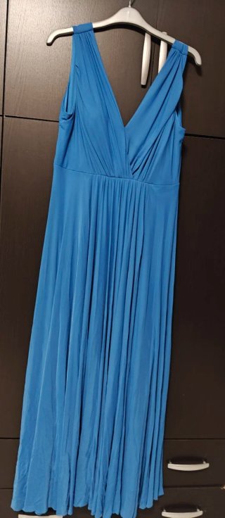 Vestido azul de tirantas, con capa