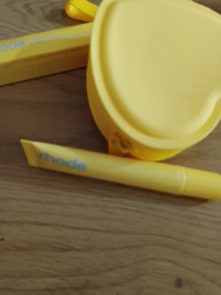 Gloss y cartera de Corazón de Rhode