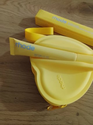 Gloss y cartera de Corazón de Rhode