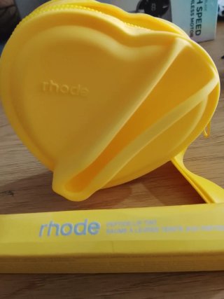 Gloss y cartera de Corazón de Rhode