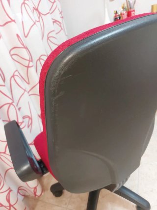 Silla de escritorio roja y negra