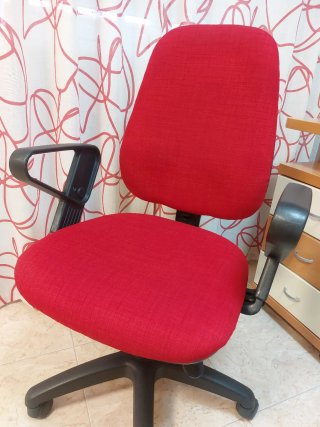 Silla de escritorio roja y negra
