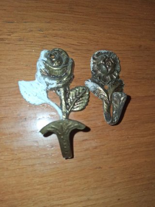 Alzapaños dorados de metal