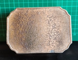 Caja joyero de metal antigua con grabado