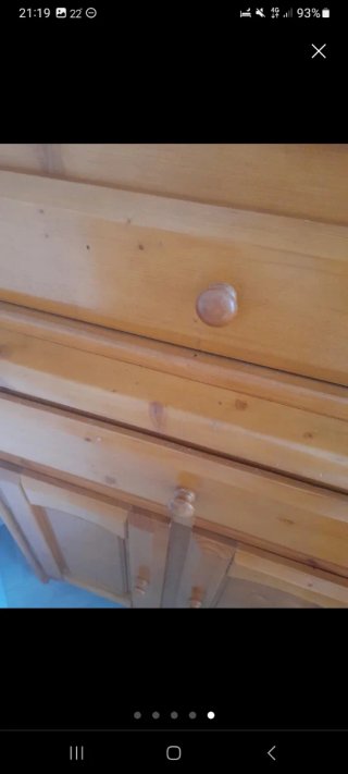 Mueble de esquina de madera y cristal