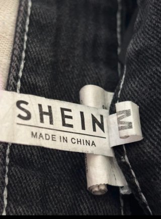 Jeans neri strappati