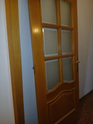 2 Puerta de madera con cristal 20 € cada una