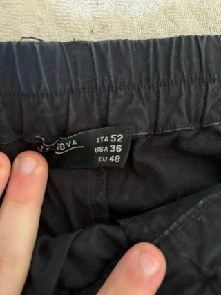 Pantaloni neri con catena