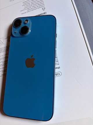 iPhone 13 Azul + Cargador Inalámbrico