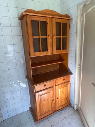 Alacena de madera con puertas de cristal
