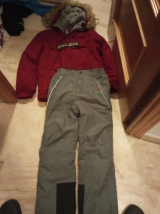 Chaqueta Napapijri Roja y Gris y pantalón de nieve