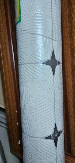 Rollo de papel pintado blanco con estrellas