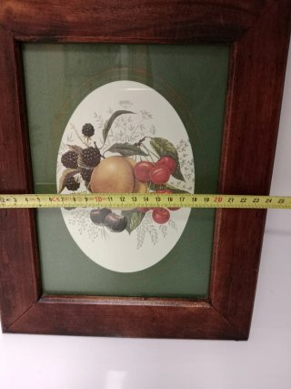 Marco de madera con ilustración de frutas