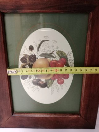 Marco de madera con ilustración de frutas