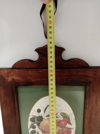 Marco de madera con ilustración de frutas