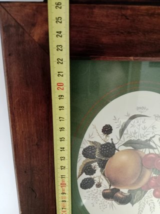 Marco de madera con ilustración de frutas