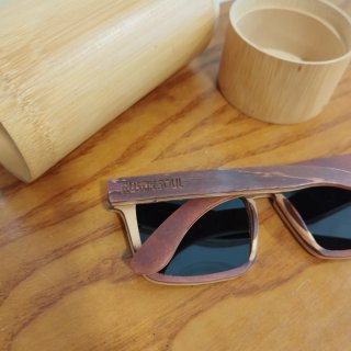 Gafas de sol y funda de bambú