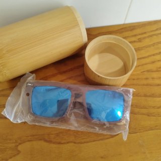 Gafas de sol y funda de bambú