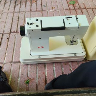 Máquina de coser Alfa beige y blanca