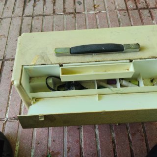 Máquina de coser Alfa beige y blanca