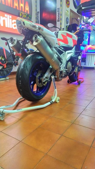 APRILIA TUONO 1000R.