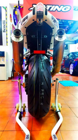 APRILIA TUONO 1000R.