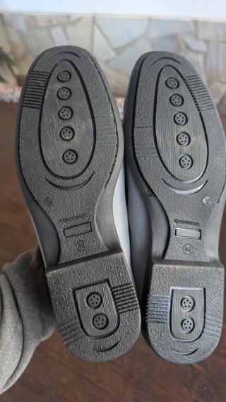 Zapatos grises de ante con hebilla. Piel