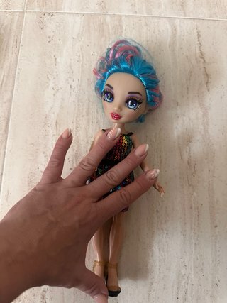 Muñeca con vestido brillante y tacones