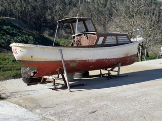 Barco con motor central para restaurar