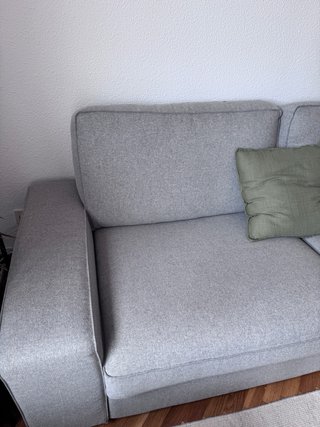 Sofá de tres plazas con reposapiés