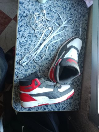 Zapatillas Puma altas grises, rojas y blancas