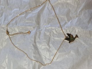 Collar cadena con colgante de pájaro dorado