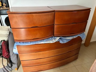 2 mesitas de noche y 1 tocador de madera