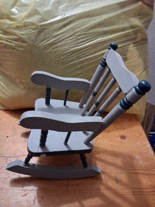 Antigua Mecedora miniatura de madera