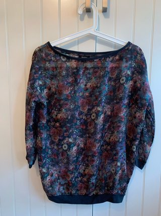 Blusa Bershka floral semi transparente