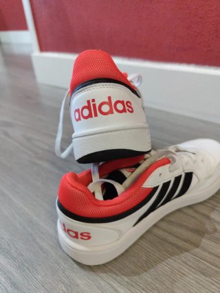 Zapatillas Adidas Blancas y Rojas
