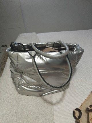 Bolso plateado acolchado sin estrenar