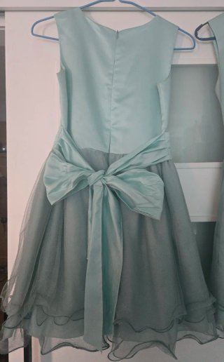 Vestido verde agua con flor