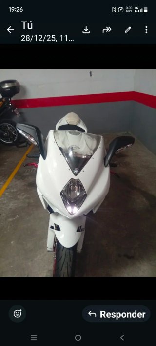 MV Agusta Moto Deportiva Blanca y Roja