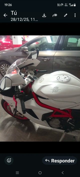 MV Agusta Moto Deportiva Blanca y Roja