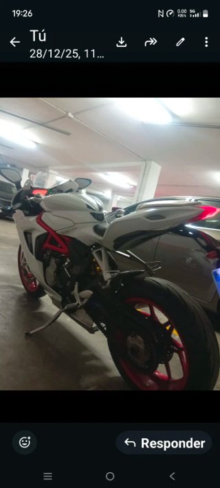 MV Agusta Moto Deportiva Blanca y Roja