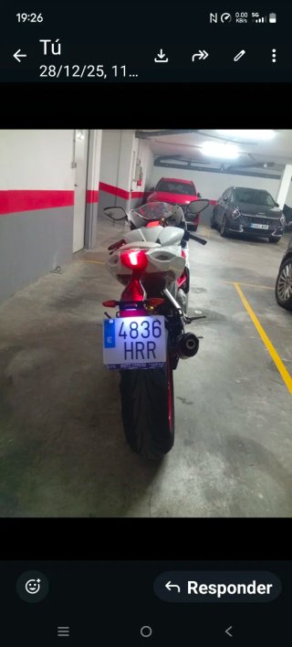 MV Agusta Moto Deportiva Blanca y Roja