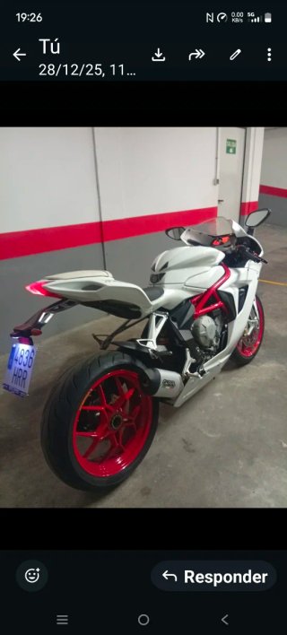 MV Agusta Moto Deportiva Blanca y Roja