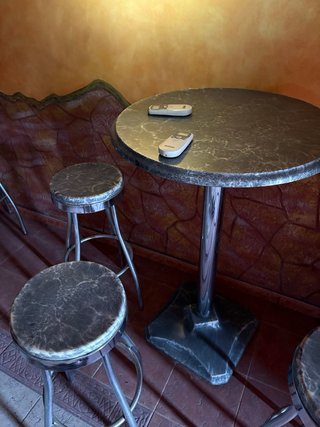 Mesa alta y taburetes para bar/restaurante